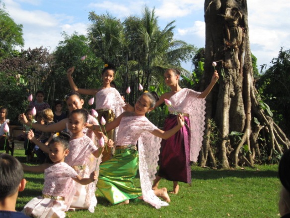 Students dancing for Loy Krathong